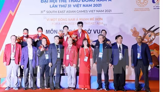 各代表团与棋手们合影。（图片来源：越通社）