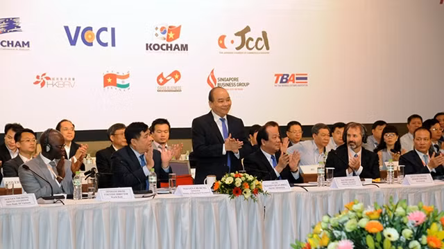 阮春福总理在论坛上讲话。（陈海 摄）