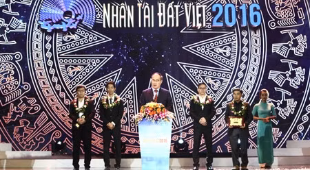 阮善仁同志在颁奖仪式上发表讲话。（图片来源：民智报）