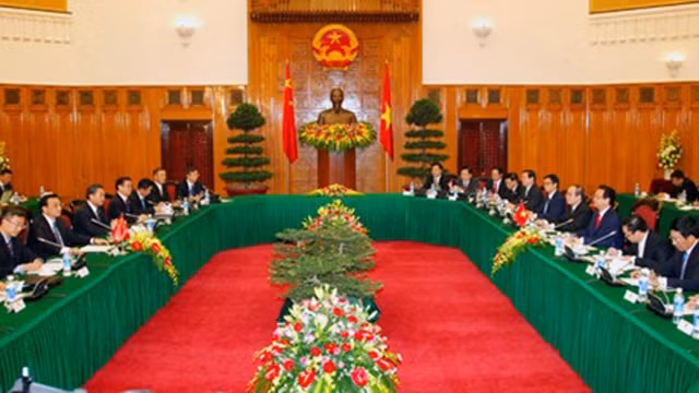 阮晋勇总理同李克强总理会谈。 (Photo: 图片来源：VGP)