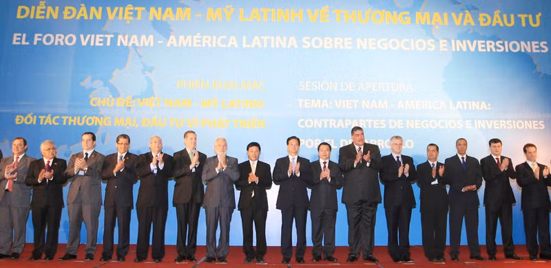 阮晋勇总理与各国团长合影留念。 (Photo: 图：越通社)