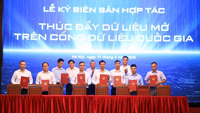 各位代表在仪式上签署合作备忘录。