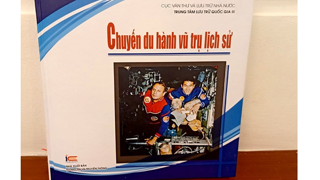 《历史性的宇宙之旅》档案出版物问世。