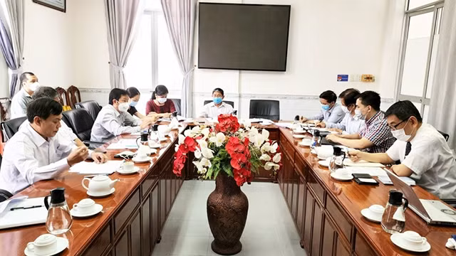 芹苴市人民委员会领导与日本国际协力机构研究组举行工作会谈。（图片来源：芹苴市报）