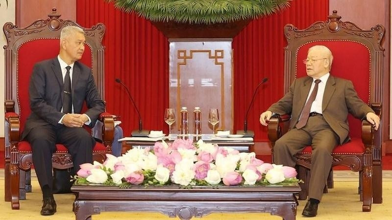 越共中央总书记阮富仲会见老挝人民革命党中央书记处书记、万象市委书记、万象人民议会主席。