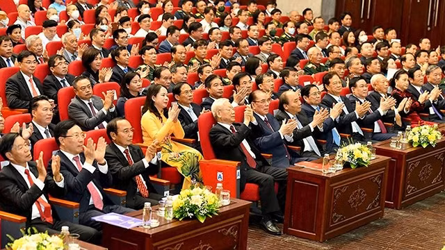 越共中央总书记阮富仲和老挝人民革命党中央政治局委员、中央书记处常务书记、国家副主席本通·吉玛尼等出席庆祝典礼。