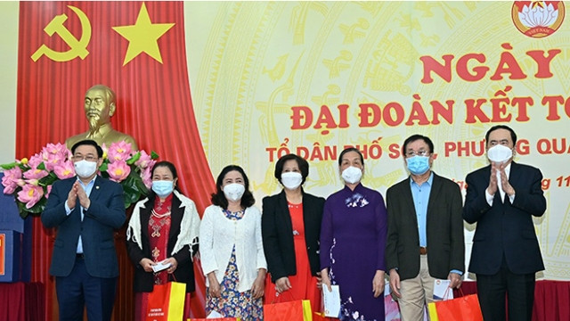 国会主席王廷惠和国会常务副主席陈青敏向馆圣坊祖国阵线委员会、老兵协会和部分模范家庭赠送礼物。