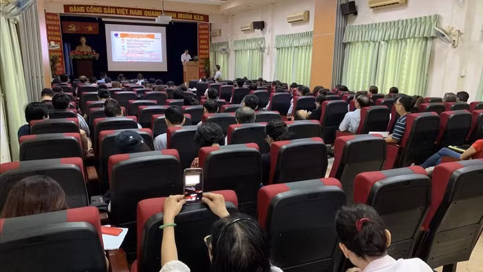 胡志明市卫生局为外国医生举行的培训班。