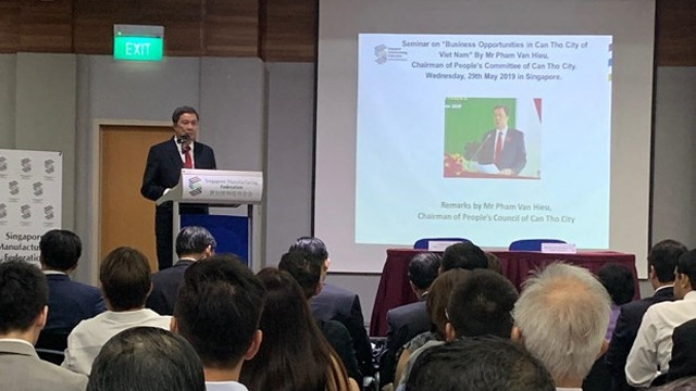 芹苴市人民议会主席范文晓在会上发表讲话。
