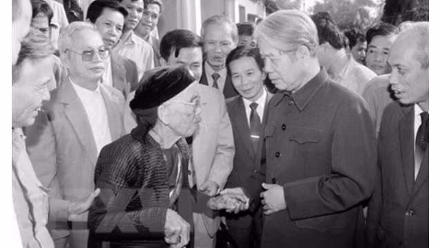 杜梅总书记同人民亲切交谈。（图片来源：越通社）