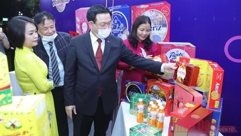 河内市市委书记王廷惠参观展位。（图片来源：人民报网）