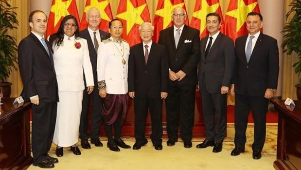 越共中央总书记、国家主席阮富仲和各位大使。（图片来源：越通社）