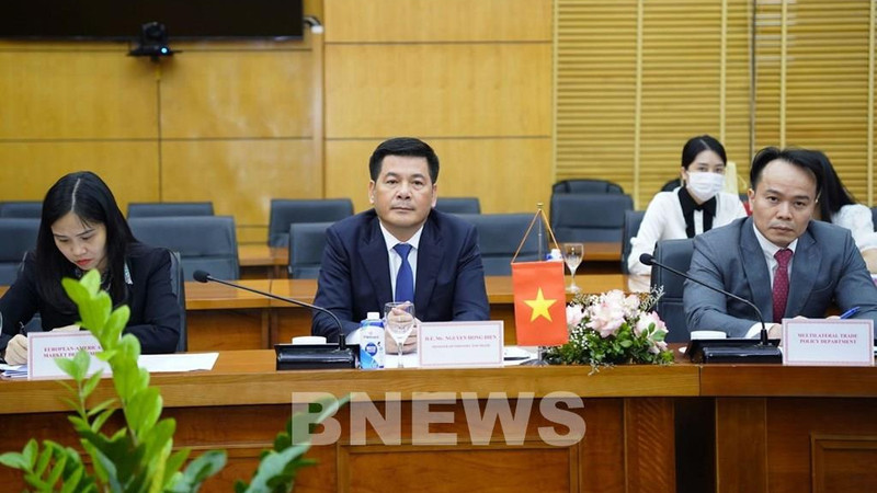 越南工贸部部长阮鸿延（中）发言。（图片来源：Bnews）