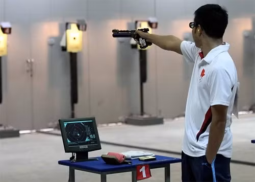 越南射击名将黄春荣在比赛中。（图片来源：越南快讯报网）