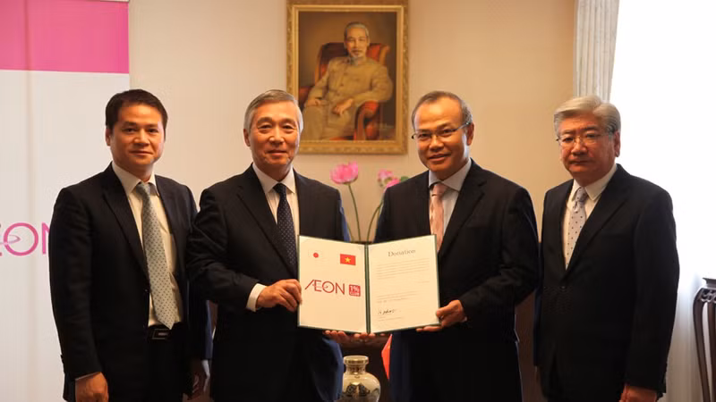 永旺1%俱乐部向遭受新冠肺炎疫情影响的在日越南留学生提供协助。（图片来源：VOV）