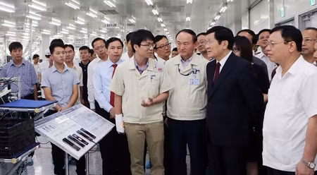 张晋创主席造访三星电子越南太原公司。（图片来源：越通社）