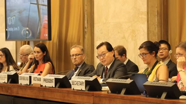 杨志勇大使（中）发表讲话。（图片来源：世界与越南报）