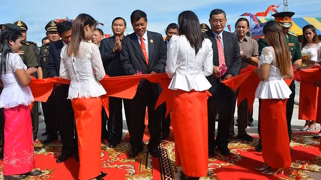 越柬友谊纪念碑落成剪彩仪式。