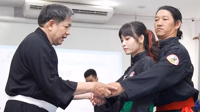 胡祥武师(左一)给学员直接传授武术套路。