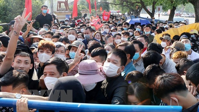 越南球迷排队购买足球票。