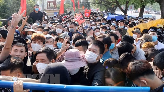 越南球迷排队购买足球票。