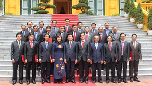 张主席与新任驻外大使和总领事合影。 (Photo: 图片来源：人民军队报网)
