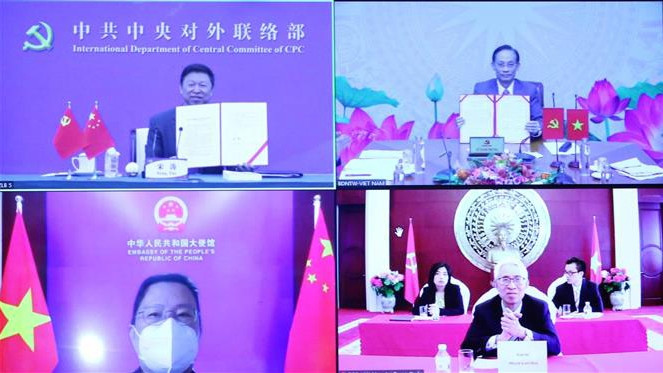 越共中央委员、中央对外部长黎怀忠与中共中央委员、对外联络部部长宋涛举行线上会谈。（图片来源：越通社）