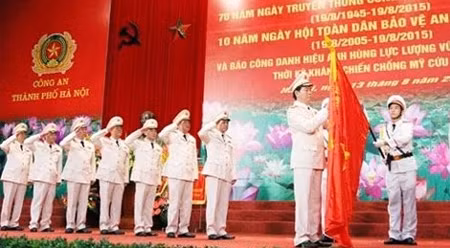 陈大光部长向河内市公安局颁发荣誉。（图片来源：VGP）