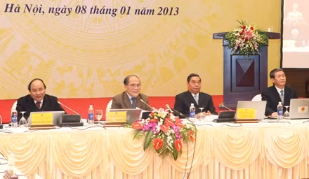 越南国会主席阮生雄等领导出席。 (Photo: 图片来源：越通社)