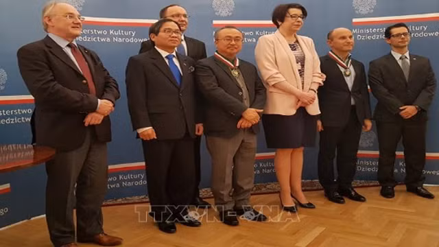 波兰向人民艺术家邓泰山（中）授予最高贵的文化奖项。（图片来源：越通社）