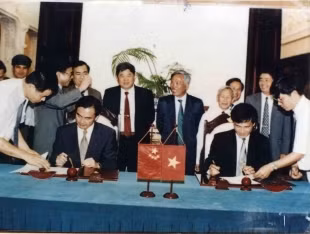 越南中国陆地边界地图绘制工作组举行签字仪式。 (Photo: 图片来源：国家边界委员会)