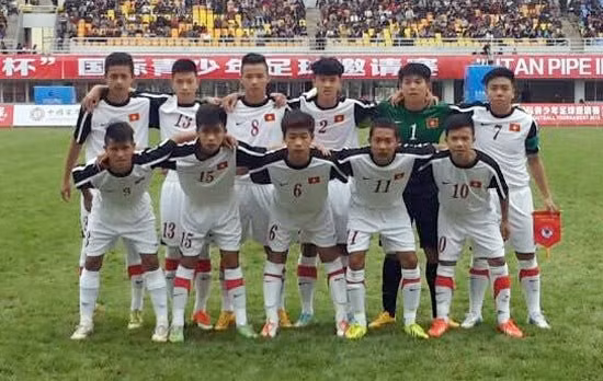 越南国家U15男足集训队对阵中国U15足球队的首发阵容。（图片来源：越通社）