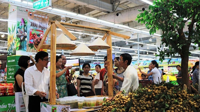 消费者在Big C超市品尝兴安龙眼制品。