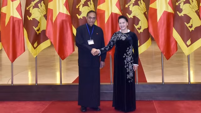 国会主席阮氏金银与斯里兰卡议会议长卡鲁•贾亚苏里亚。维玲 摄