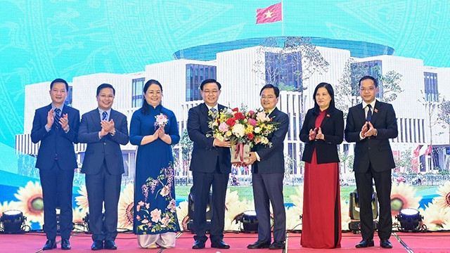 越南国会主席王廷惠向青年国会代表送花祝贺。