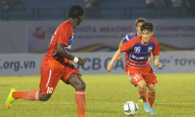 越南平阳省Becamex队员和柬埔寨金边Crown队员在比赛中。（图片来源：越通社）