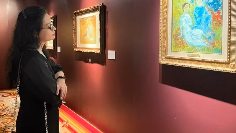 当地参观展览。