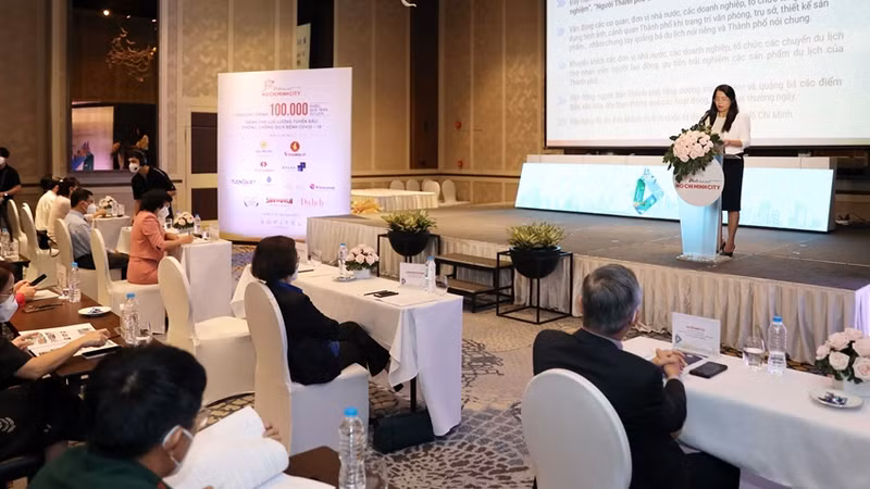 附图：胡志明市就推进旅游复苏召开会议。