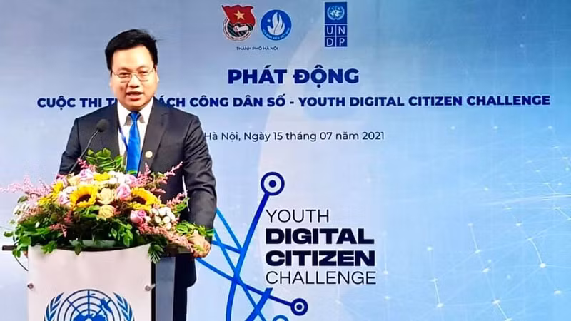 河内市团市委副书记陈光兴在仪式上发表讲话。