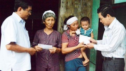 省领导向遇难者家属赠送慰问金。 (Photo: 图片来源：人民报网)