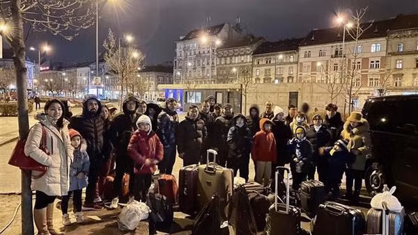 越南侨胞抵达匈牙利布达佩斯。（图源：越通社）