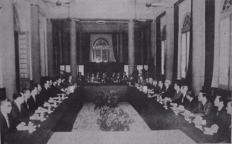 越南政府代表团与中国政府代表团举行正式会谈。 (Photo: 图片来源：越南《人民报》1992年12月1日)