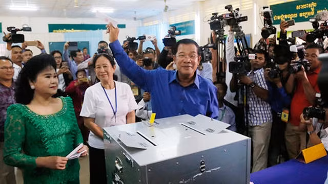柬埔寨人民党主席、柬埔寨首相洪森参加投票。