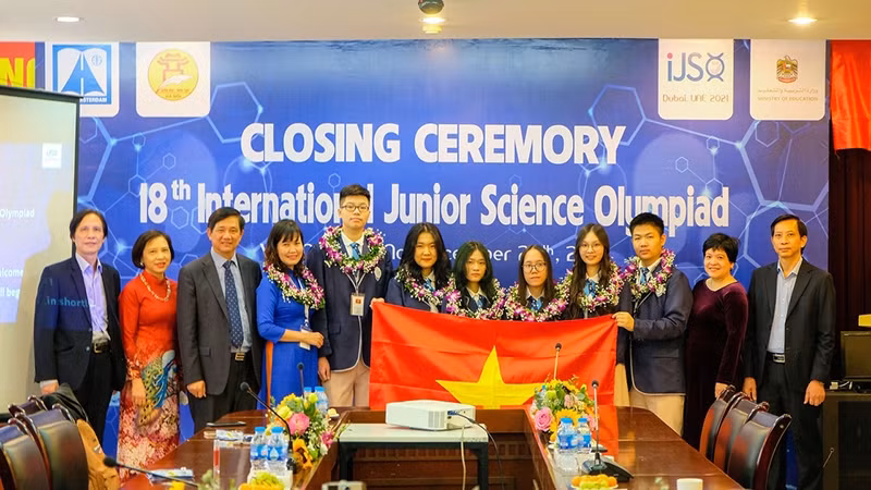 越南学生代表团在国际青少年科学奥林匹克竞赛中夺得金牌。