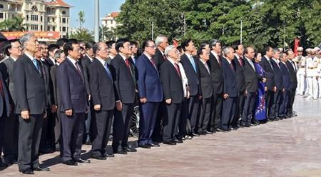 出席纪念典礼的各位代表。（图片来源：大团结报）