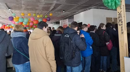 俄罗斯食客排队品尝越南街头美食。（图片来源：VOV）