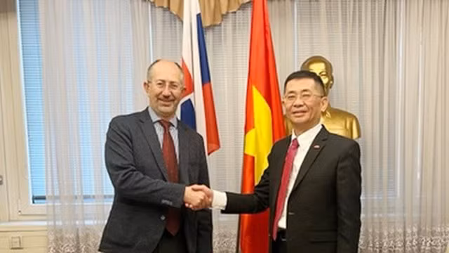 阮俊大使与斯洛伐克议会经济委员会主席彼得•克雷姆斯基握手。