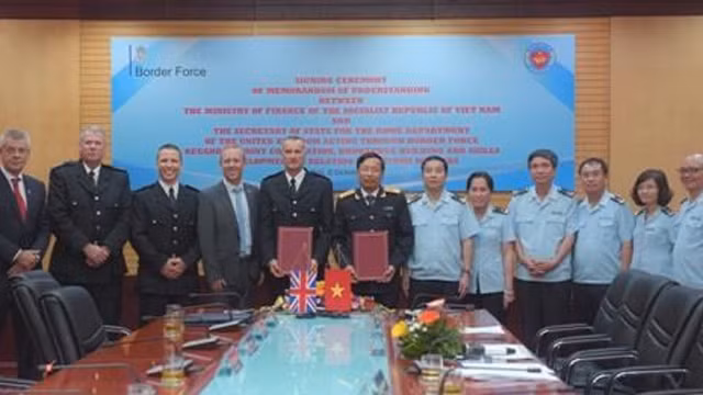 越南海关总局与英国边境部队管理局合作备忘录签字仪式。