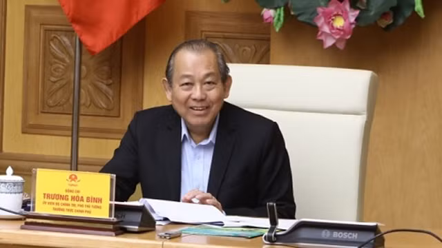 张和平副总理在会上讲话。