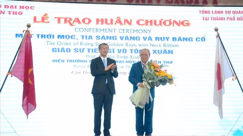 旭日中绶章授予仪式。（图片来源：人民军队报）